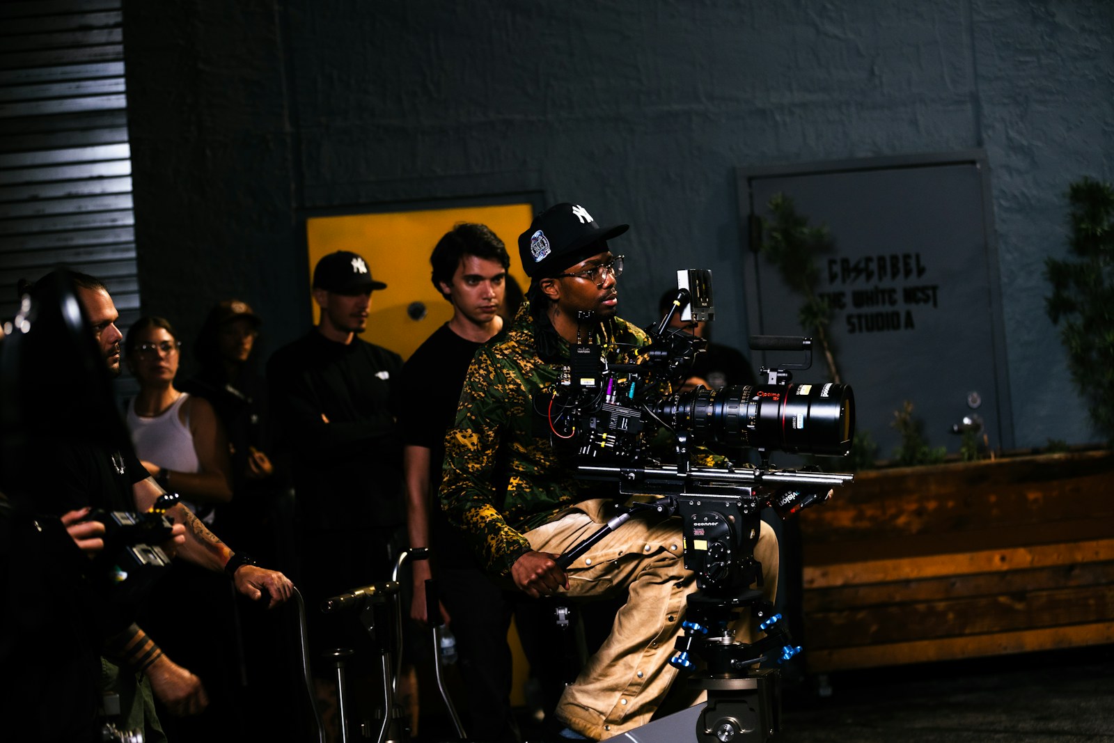 Equipe construindo uma narrativa durante uma filmagem